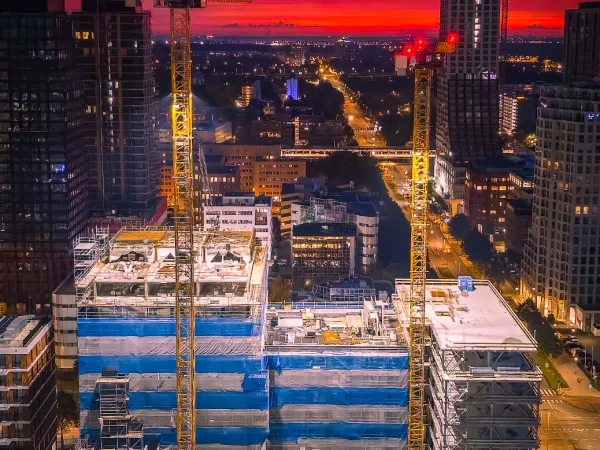 Woontoren in Amsterdam in aanbouw